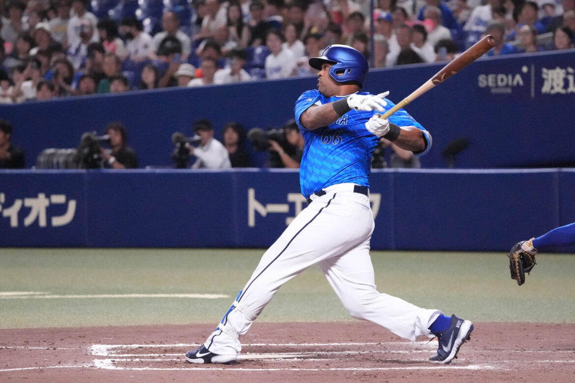 【DeNA】ビシエド日本復帰後バンテリン初打席で万雷の拍手 ヘルメット脱ぎあいさつ（日刊スポーツ） - Yahoo!ニュース - Yahoo!ニュース