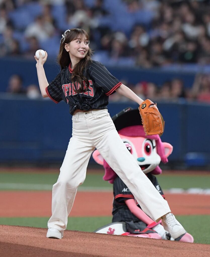 歌手のMay.Jがオリックス―西武で始球式 投球は大きく外れ「力を抜きすぎた」 試合後にはライブパフォーマンス（サンケイスポーツ） - Yahoo!ニュース - Yahoo!ニュース