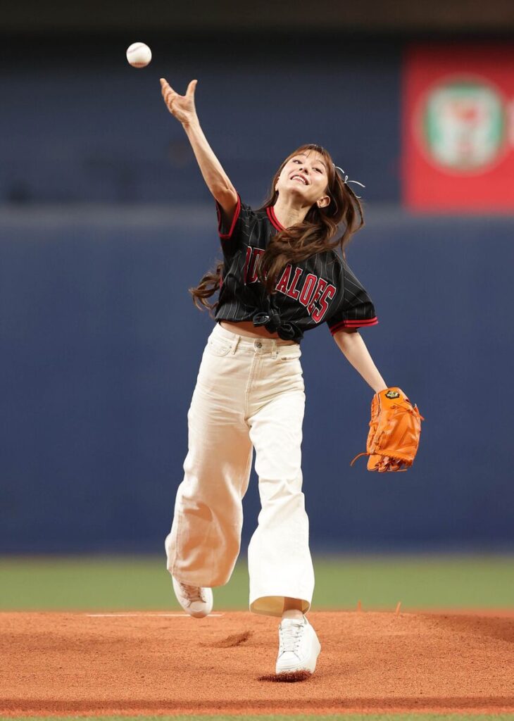 【オリックス】Ｍａｙ Ｊ．が特別始球式「やっぱりすごい場所」試合終了後はＬＩＶＥパフォーマンス（スポーツ報知） - Yahoo!ニュース - Yahoo!ニュース