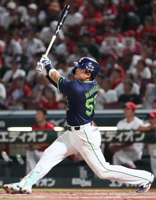 【ヤクルト】村上宗隆、量産モード7号3ラン「完璧に捉えた」1軍復帰後18試合で7本目 – nikkansports.com 広島対ヤクルト 4回表ヤクルト1死一、二塁、村上は右越え3点本塁打を放つ(撮影・加藤孝規)