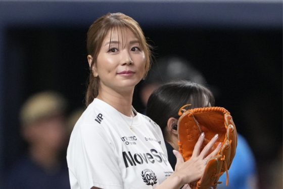 170cm長身美女が豪快投球「変わらず綺麗」 ワンバンで照れ笑い…元日本代表の始球式に虜 | Full-Count 170cm長身美女が豪快投球「変わらず綺麗」 ワンバンで照れ笑い…元日本代表の始球式に虜 | Full-Count