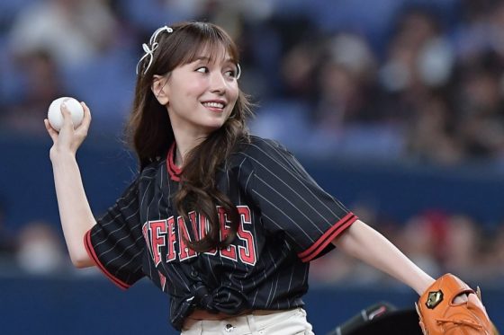 37歳歌姫が「相変わらずかわいすぎる」 大暴投で照れ笑いも「いつもと雰囲気違う」 | Full-Count 37歳歌姫が「相変わらずかわいすぎる」 大暴投で照れ笑いも「いつもと雰囲気違う」 | Full-Count