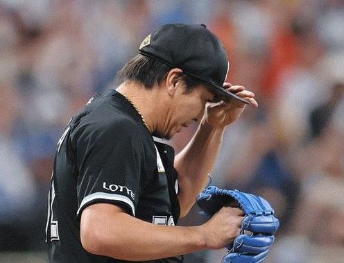 ロッテ守護神・益田直也セーブ失敗、頭を抱えてうなだれベンチの棚たたく 名球会入り条件の通算250セーブへ王手ならず(中日スポーツ) – Yahoo!ニュース – Yahoo!ニュース ロッテ守護神・益田直也セーブ失敗、頭を抱えてうなだれベンチの棚たたく 名球会入り条件の通算250セーブへ王手ならず(中日スポーツ) - Yahoo!ニュース - Yahoo!ニュース