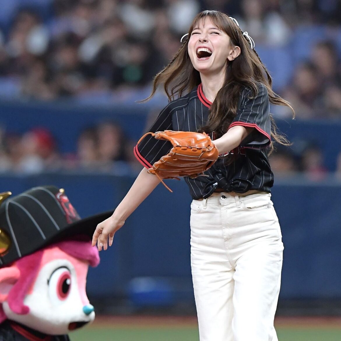 「本物はめっちゃ可愛かった」「究極の歌唱力」など反響！ オリックス勝利の女神となった“美しき歌姫”が始球式＆ライブの舞台裏を大公開！（THE DIGEST） - Yahoo!ニュース - Yahoo!ニュース