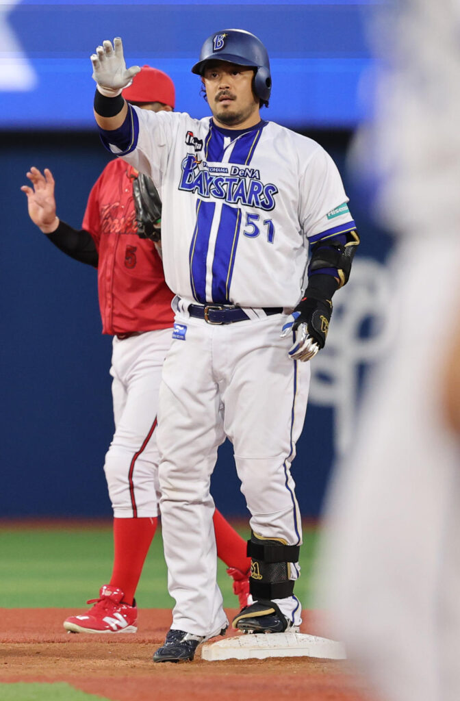【DeNA】平良拳太郎に続き宮崎敏郎もアクシデント…打席で上半身を気にするしぐさを見せ交代（日刊スポーツ） - Yahoo!ニュース - Yahoo!ニュース