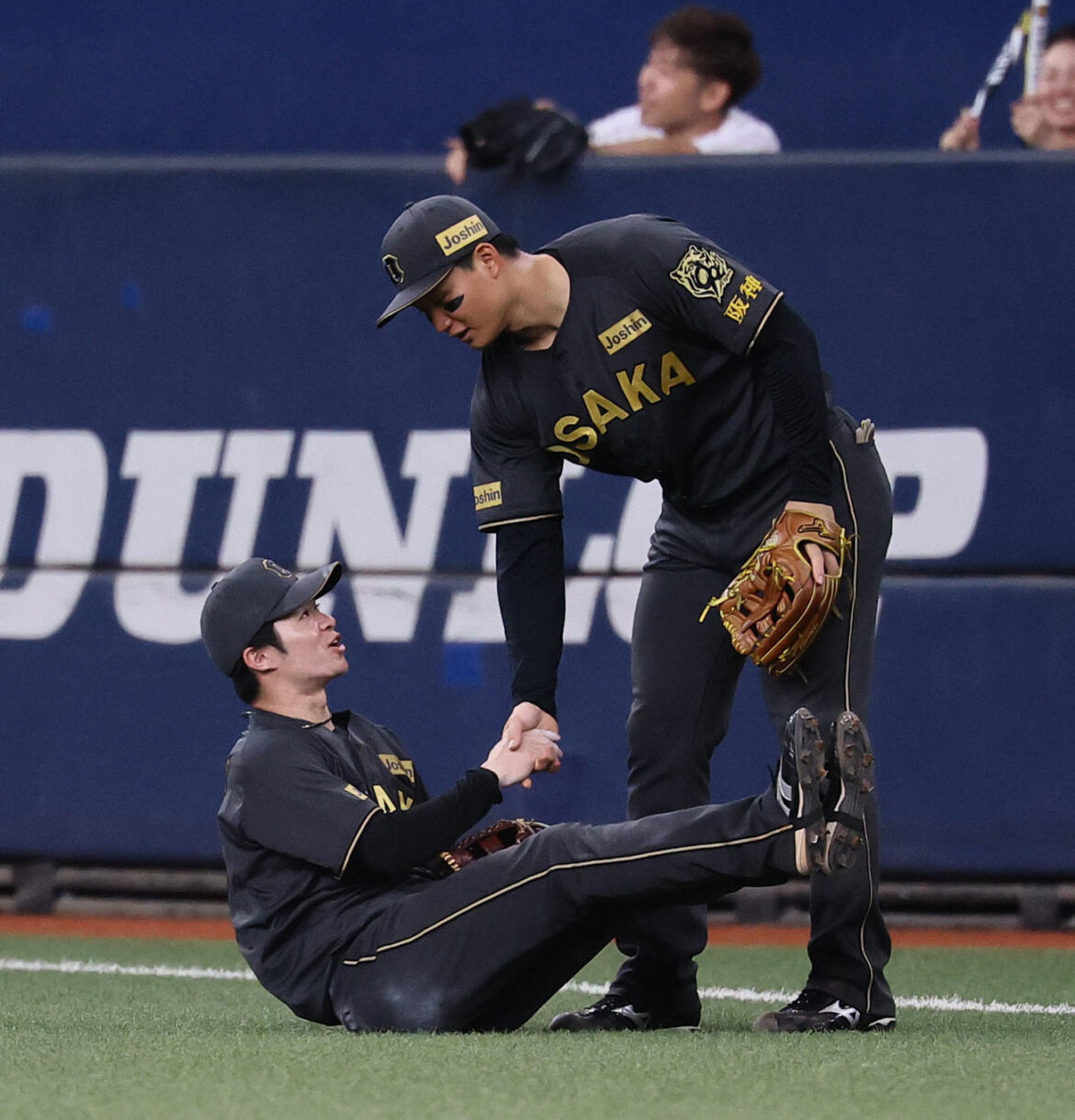 阪神対中日　5回表中日1死一、三塁、チェイビスの飛球を好捕し倒れ込んだ二塁手中野（左）に手を貸す森下（撮影・藤尾明華）