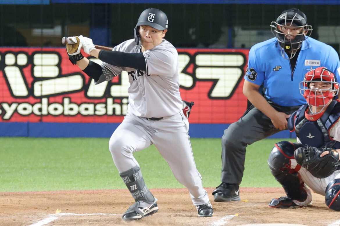 ６回２死満塁、右前適時打を放つ中山礼都（カメラ・宮崎　亮太）