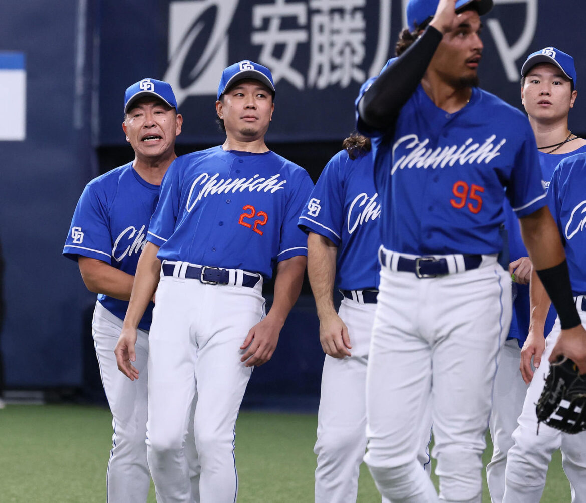 阪神対中日　ファンへのあいさつで、井上監督（左端）に前へ押し出される中日大野（撮影・藤尾明華）