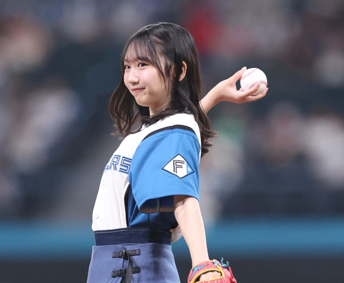 【日本ハム】日向坂46藤嶌果歩、スカートひらりノーバン投球 ファーストピッチで華麗なフォーム（日刊スポーツ） - Yahoo!ニュース - Yahoo!ニュース