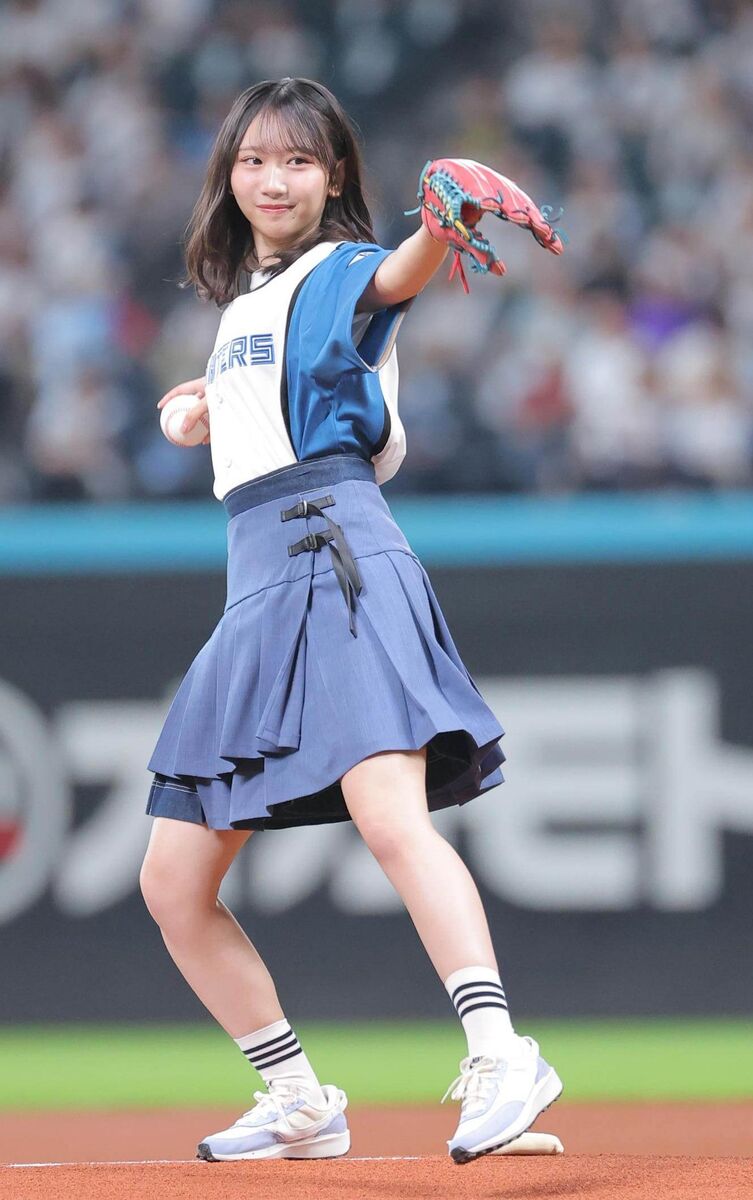 ファーストピッチを務めた日向坂46・藤嶌果歩 (カメラ・上村 尚平)