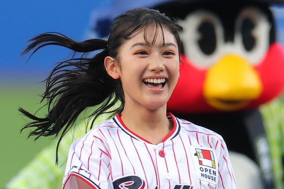 「めちゃめちゃ可愛い子が始球式に」 神宮降臨のモデルにSNS注目「え、この子14歳なの?」 | Full-Count 「めちゃめちゃ可愛い子が始球式に」 神宮降臨のモデルにSNS注目「え、この子14歳なの?」 | Full-Count