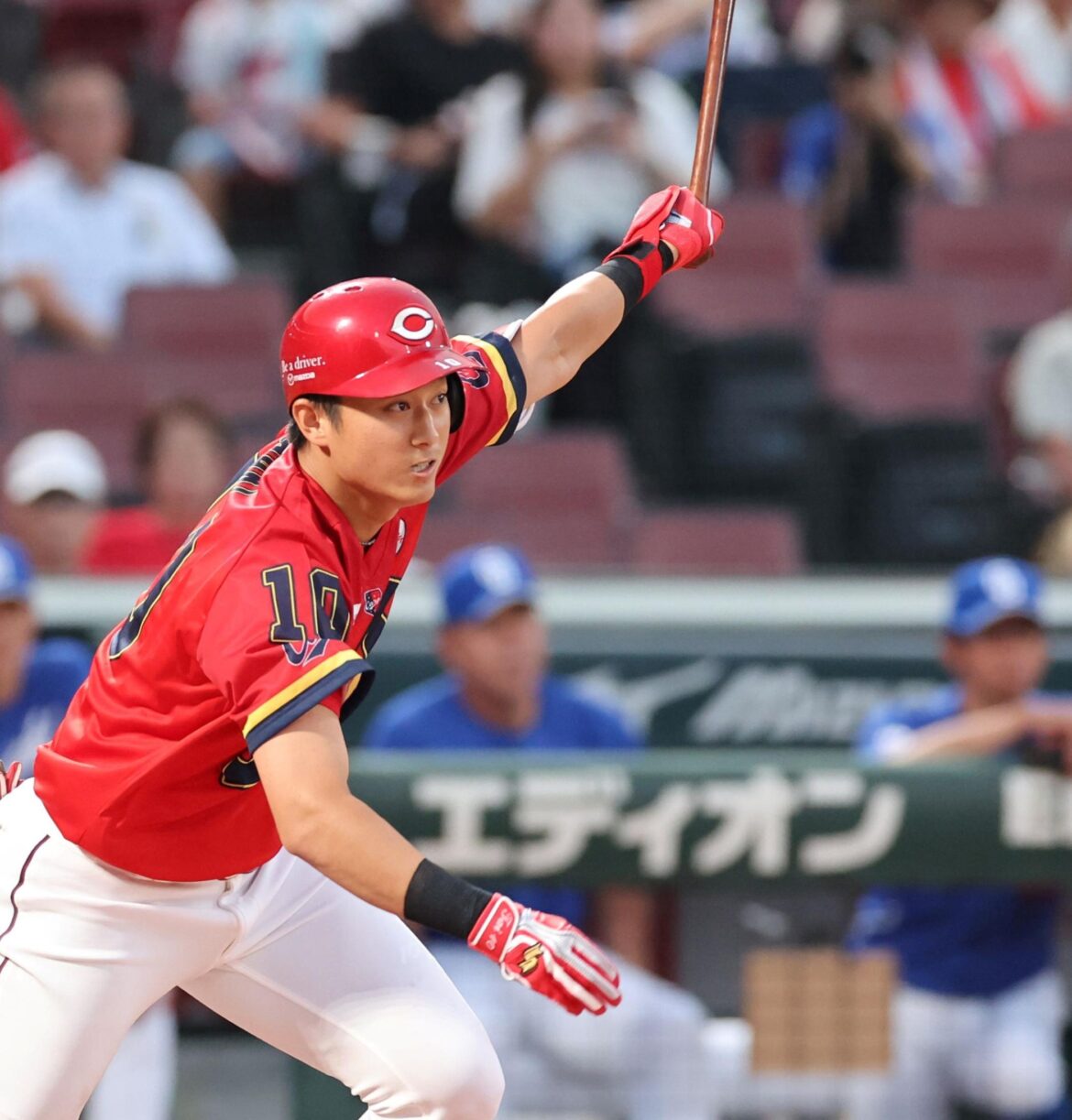 広島がドラ１・佐々木のプロ初適時打で先制 一塁で力強くガッツポーズ（デイリースポーツ） - Yahoo!ニュース - Yahoo!ニュース