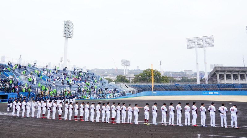 3月11日オープン戦の試合前に黙とうする楽天、ヤクルトの両軍ナイン