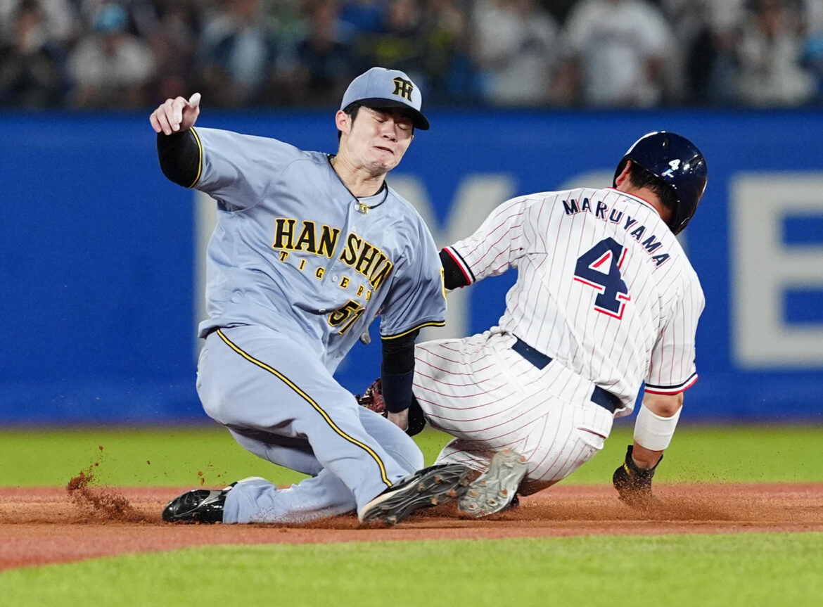 【阪神】中野拓夢が…走者と交錯してグラブ側の腕をもっていかれる 痛みに顔をゆがめ場内悲鳴（日刊スポーツ） - Yahoo!ニュース - Yahoo!ニュース
