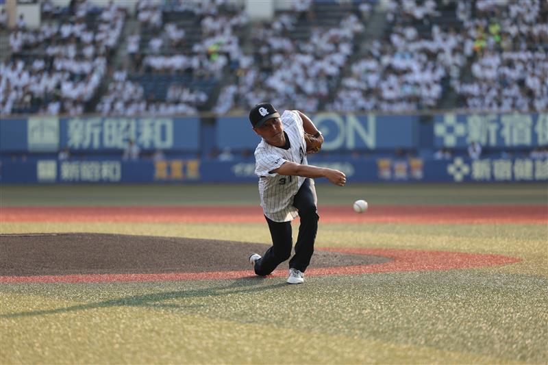 ロッテOB・渡辺俊介さんがファーストピッチ「ちょっと緊張しましたが、楽しかった」(ベースボールキング) – Yahoo!ニュース – Yahoo!ニュース ロッテOB・渡辺俊介さんがファーストピッチ「ちょっと緊張しましたが、楽しかった」(ベースボールキング) - Yahoo!ニュース - Yahoo!ニュース