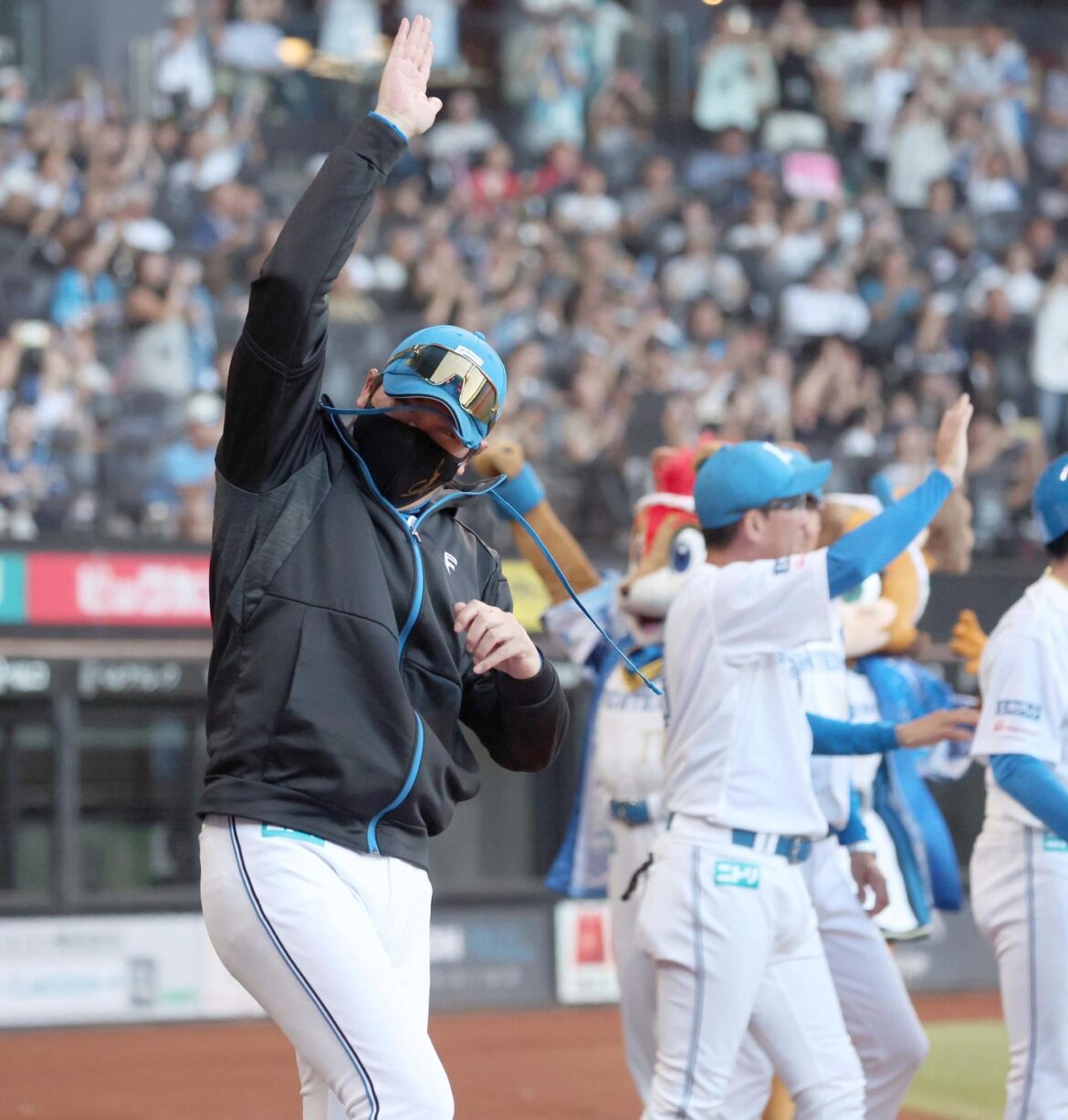 【日本ハム】３連戦超満員！新庄監督「２人で盛り上げていくばい」同学年の鷹指揮官に感謝＆共闘宣言（日刊スポーツ） - Yahoo!ニュース - Yahoo!ニュース