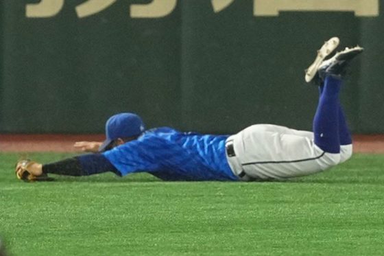 岡本が2度の”被害”…東京Dが戦慄した衝撃美技「何回も見たくなる」 G党脱帽「お手上げ」 | Full-Count 岡本が2度の"被害"…東京Dが戦慄した衝撃美技「何回も見たくなる」 G党脱帽「お手上げ」 | Full-Count