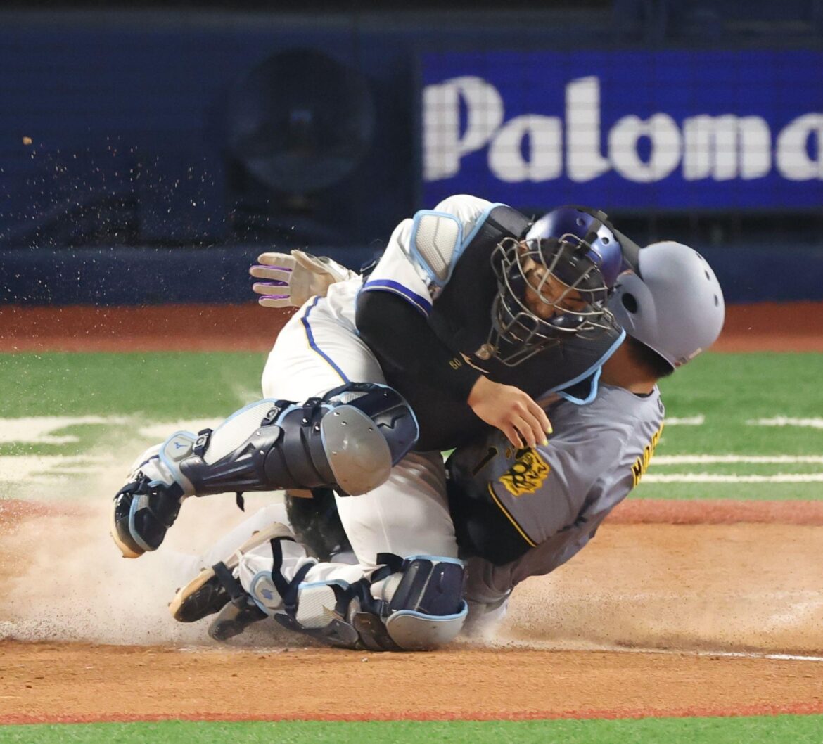 ＤｅＮＡ・山本が左腕を痛めるアクシデント 治療後に復帰 本塁クロスプレーで走者と接触（デイリースポーツ） - Yahoo!ニュース - Yahoo!ニュース