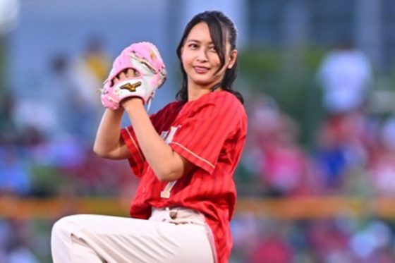 美人女優がまさかの始球式…アンダースローにどよめき 地元凱旋で豪快投球に拍手喝采 | Full-Count 美人女優がまさかの始球式…アンダースローにどよめき 地元凱旋で豪快投球に拍手喝采 | Full-Count