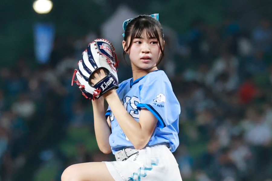 始球式に登場した「YUM!-TUK!」の末永澪璃さん【写真：小池義弘】