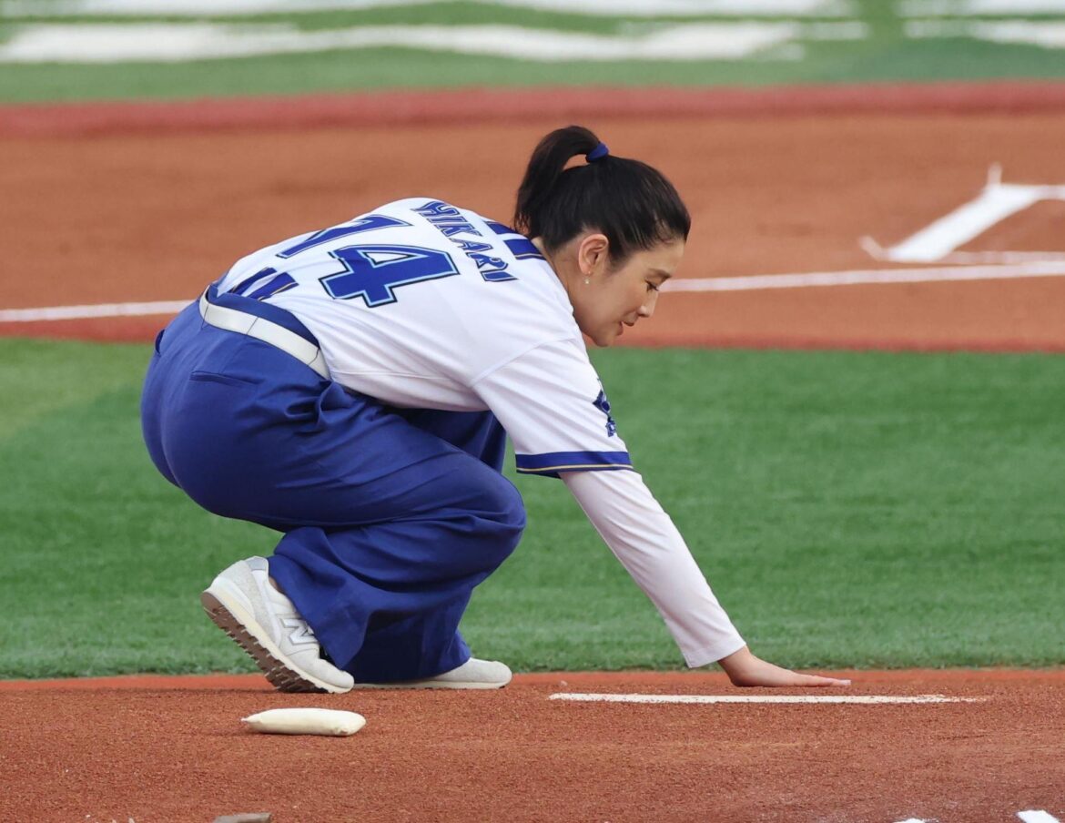 名女優の立ち振る舞いに野球ファン感動 ＤｅＮＡ－阪神戦で始球式→マウンドを手でならす かつて横田慎太郎さんの母役も（デイリースポーツ） - Yahoo!ニュース - Yahoo!ニュース