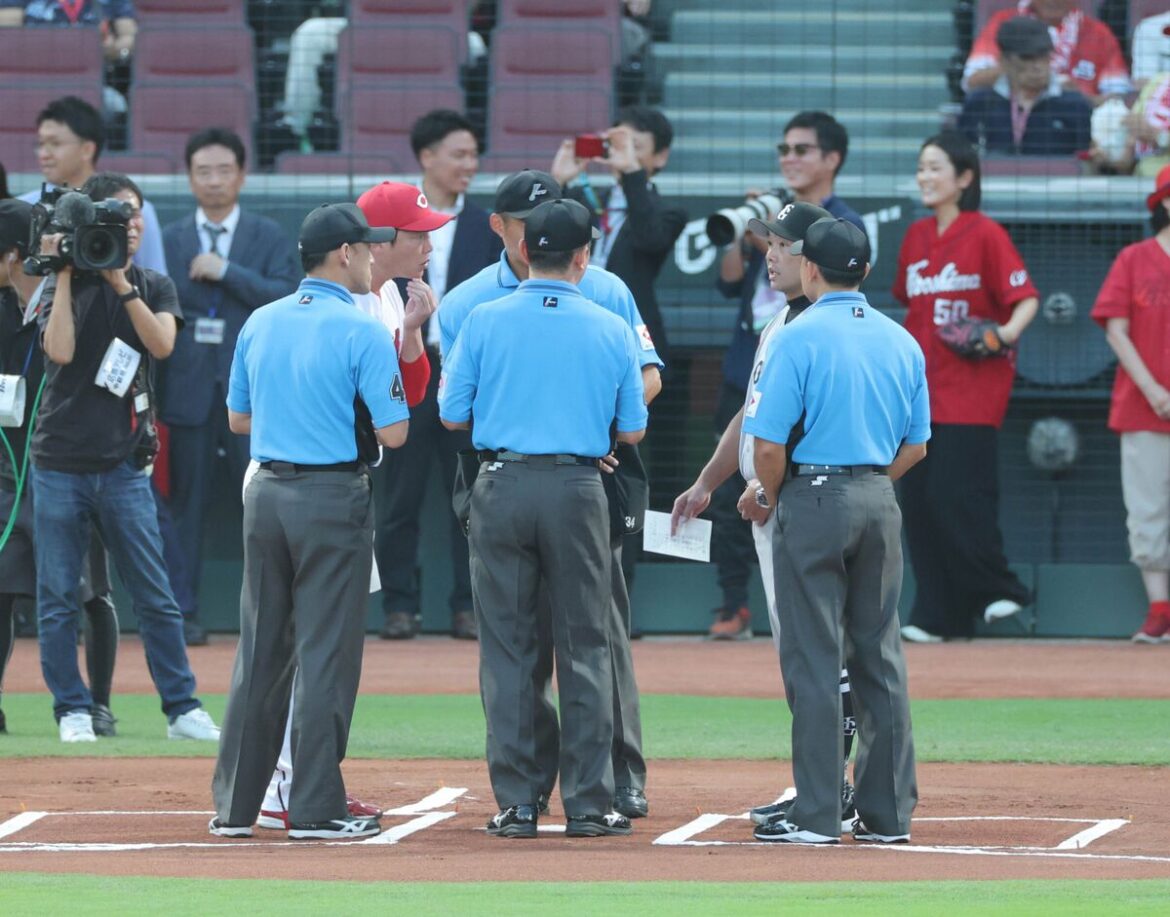 試合前、審判団と話をする巨人・阿部慎之助監督と広島・新井貴浩監督（カメラ・中島　傑）