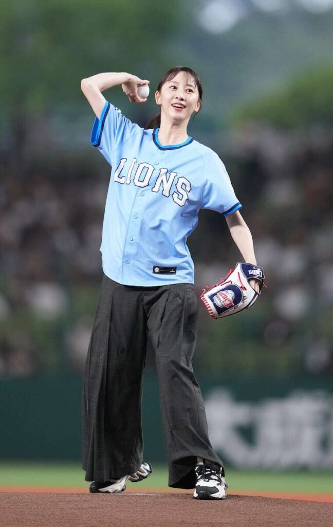 夫の激励を受け、松井玲奈がベルーナドームでセレモニアルピッチ(サンケイスポーツ) – Yahoo!ニュース – Yahoo!ニュース 夫の激励を受け、松井玲奈がベルーナドームでセレモニアルピッチ(サンケイスポーツ) - Yahoo!ニュース - Yahoo!ニュース