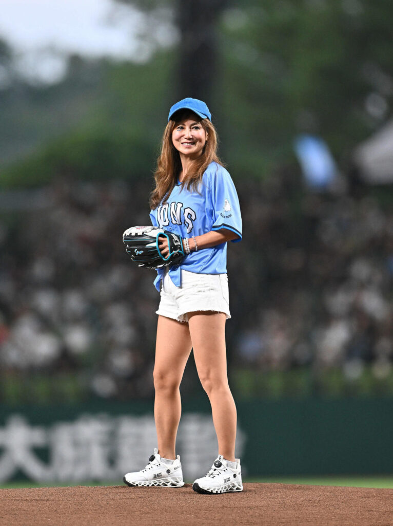 【西武】中村あゆみが始球式「45点くらい」白いショートパンツ姿でダイナミックなフォーム（日刊スポーツ） - Yahoo!ニュース - Yahoo!ニュース