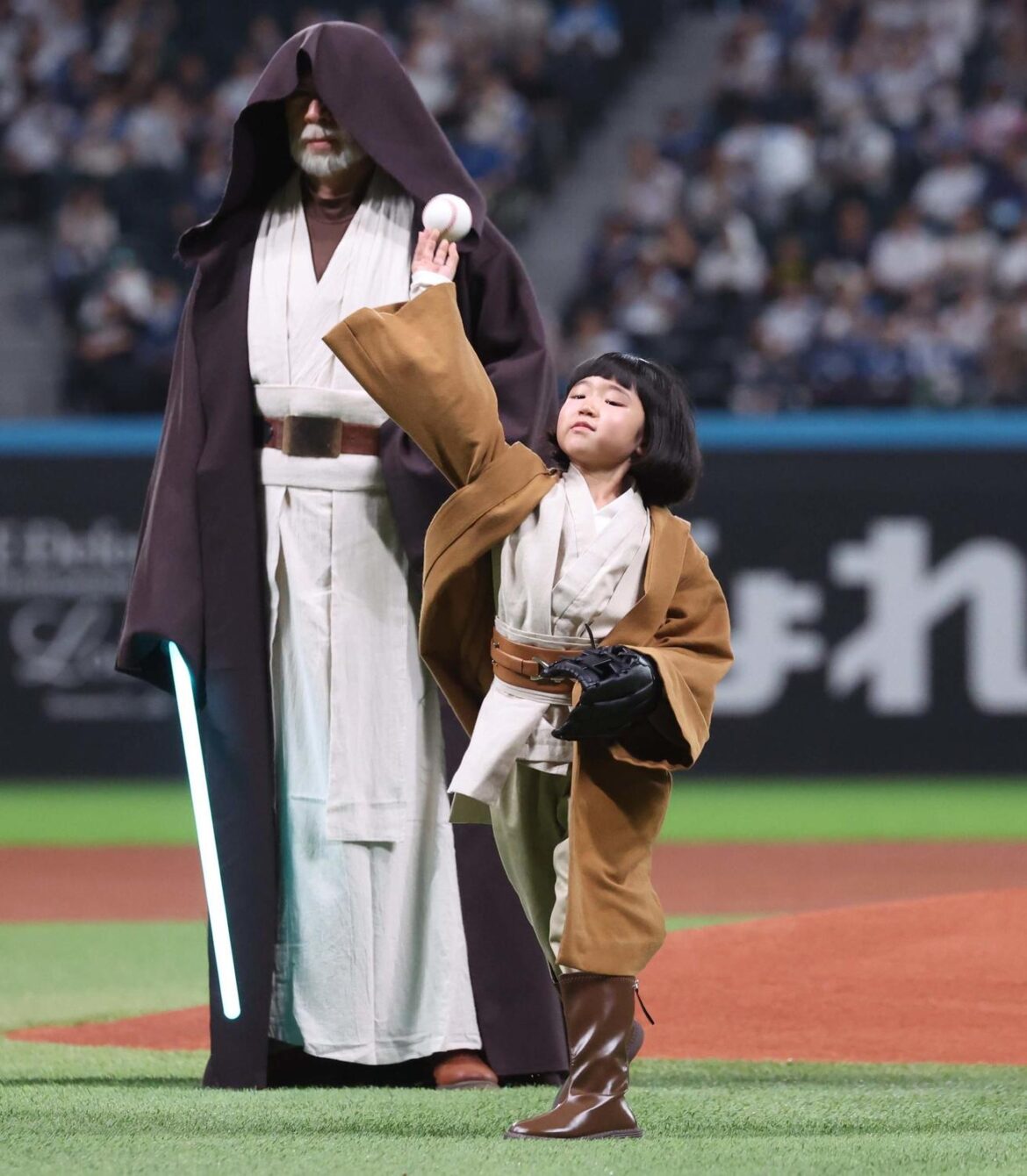 【日本ハム】新庄剛志監督「ダース・ベイダーにはならず」並んで写真撮影 あの人気子役も(日刊スポーツ) – Yahoo!ニュース – Yahoo!ニュース 【日本ハム】新庄剛志監督「ダース・ベイダーにはならず」並んで写真撮影 あの人気子役も(日刊スポーツ) - Yahoo!ニュース - Yahoo!ニュース