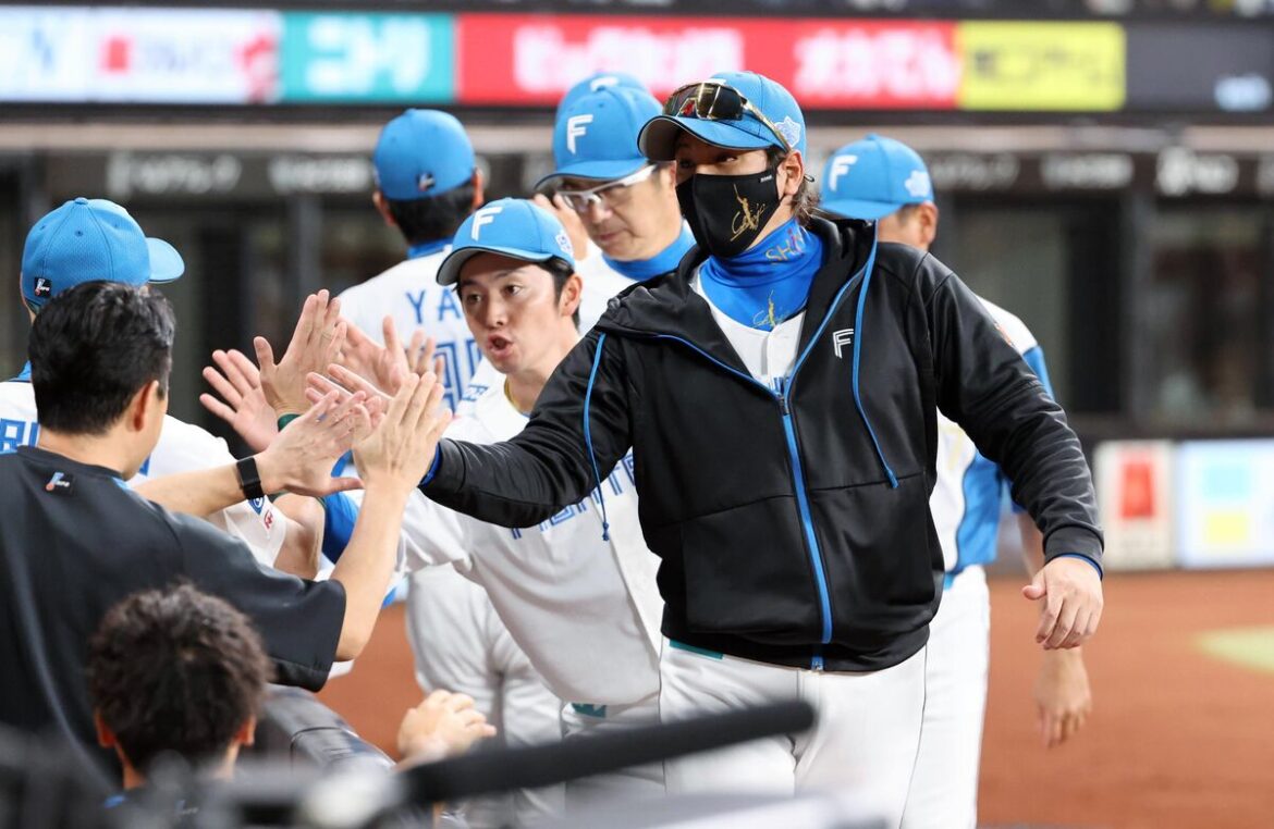 【日本ハム】新庄監督、ソフトと1差死守、混パへ珍提案「タイガースがいたらもっと面白くなる」 – スポーツ報知 楽天に勝利しハイタッチする新庄剛志監督(右、カメラ・池内 雅彦)