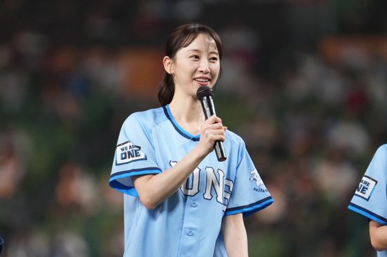 人気女優の松井玲奈さんがセレモニアルピッチ 限定ユニで豪快投球…笑顔の”大役”に拍手喝采 | Full-Count 人気女優の松井玲奈さんがセレモニアルピッチ 限定ユニで豪快投球…笑顔の"大役"に拍手喝采 | Full-Count