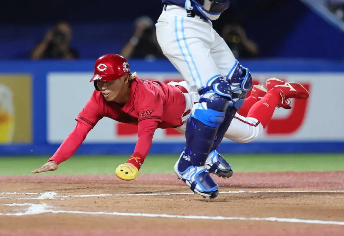 広島の俊足・羽月が一気のホームイン　一塁けん制悪送球で一塁から二塁、三塁ホームへと激走 - スポニチ Sponichi Annex 野球