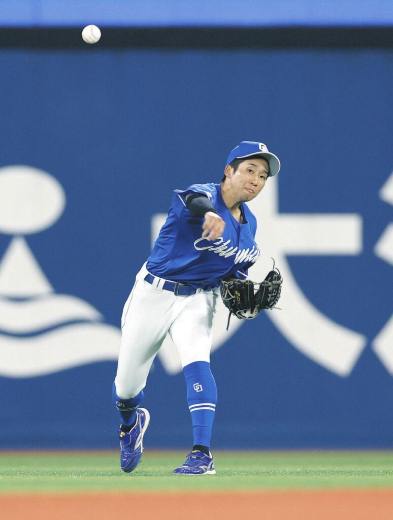 中日、前夜に続く見事な中継プレーでピンチ防ぐ 右翼・上林の好返球から二塁・田中の鋭い送球で三塁狙ったDeNA・林をアウトに（中日スポーツ） - Yahoo!ニュース - Yahoo!ニュース