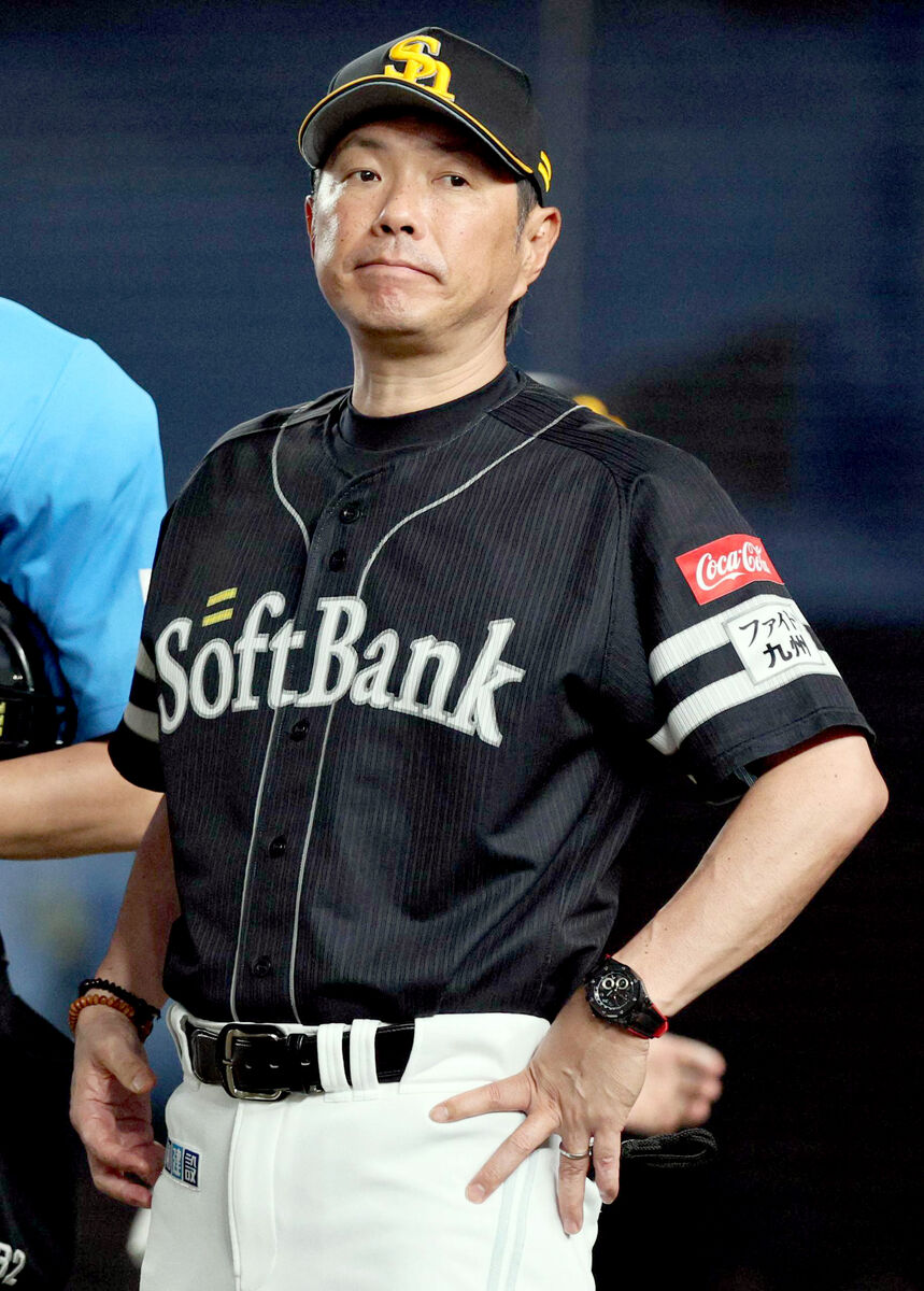 終盤に逆転され険しい表情の小久保監督(カメラ・頓所 美代子)