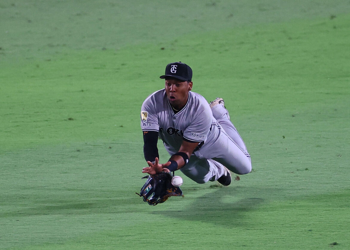 【巨人】守備固め失敗で逆転許す オコエのダイビング実らず適時打に 中山礼都は飛球見失う（日刊スポーツ） - Yahoo!ニュース - Yahoo!ニュース