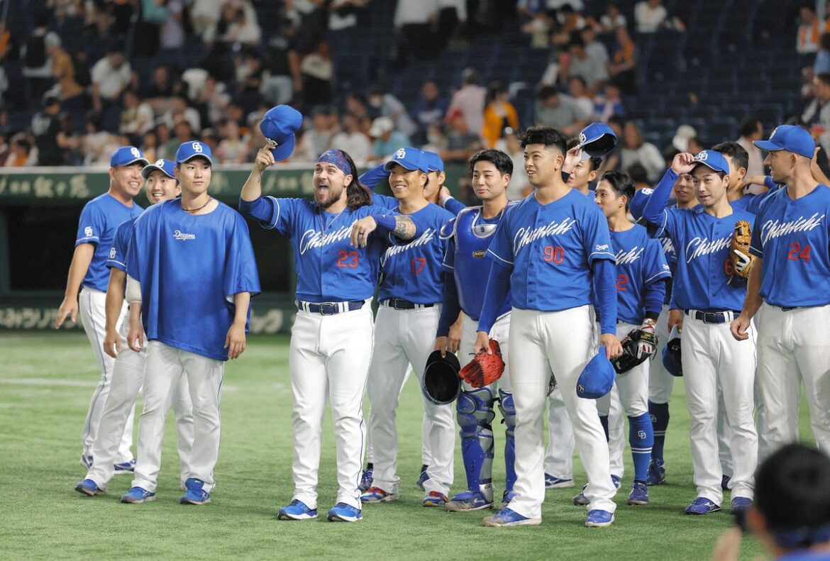 中日・チェイビス、G倒3号ソロはようやく解禁の愛用バットから「NPBロゴの関係で使えなかった」これまでは – 中日新聞Web 巨人に勝利し、レフトスタンドのファンにあいさつするチェイビス(左から4人目)ら中日ナイン