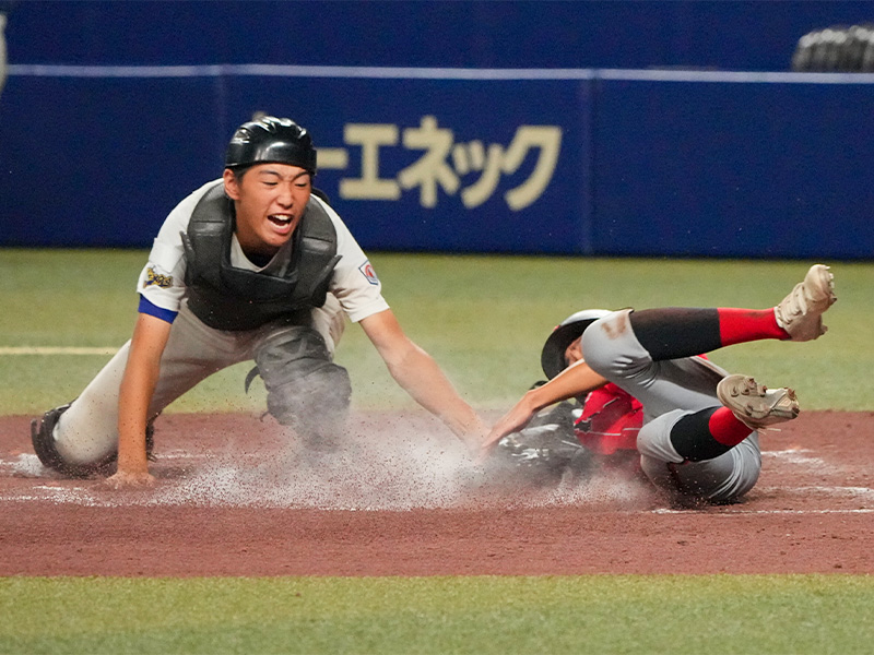 本塁を守る山﨑選手