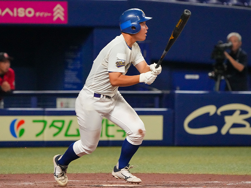 7回表2死一、二塁、米田選手がタイムリー三塁打を放つ