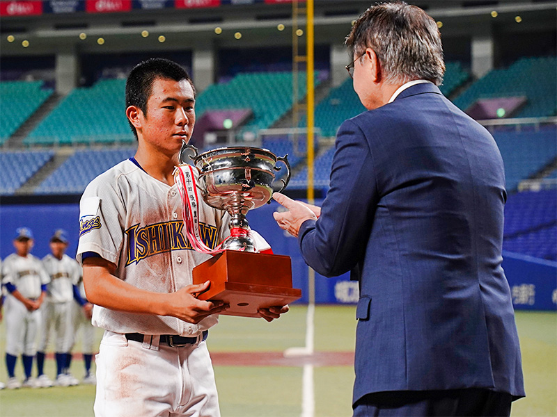 優勝カップを受け取る石川ボーイズの戸出陽大選手