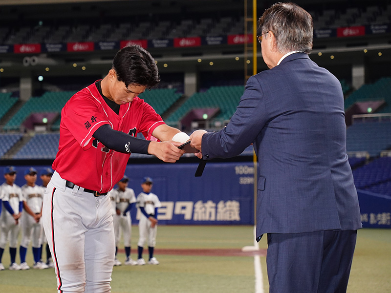 準優勝の盾を受けとる福井中央リトルシニアの中川泰士朗選手