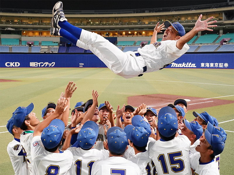 ナインから胴上げされる石川ボーイズ山下靖監督