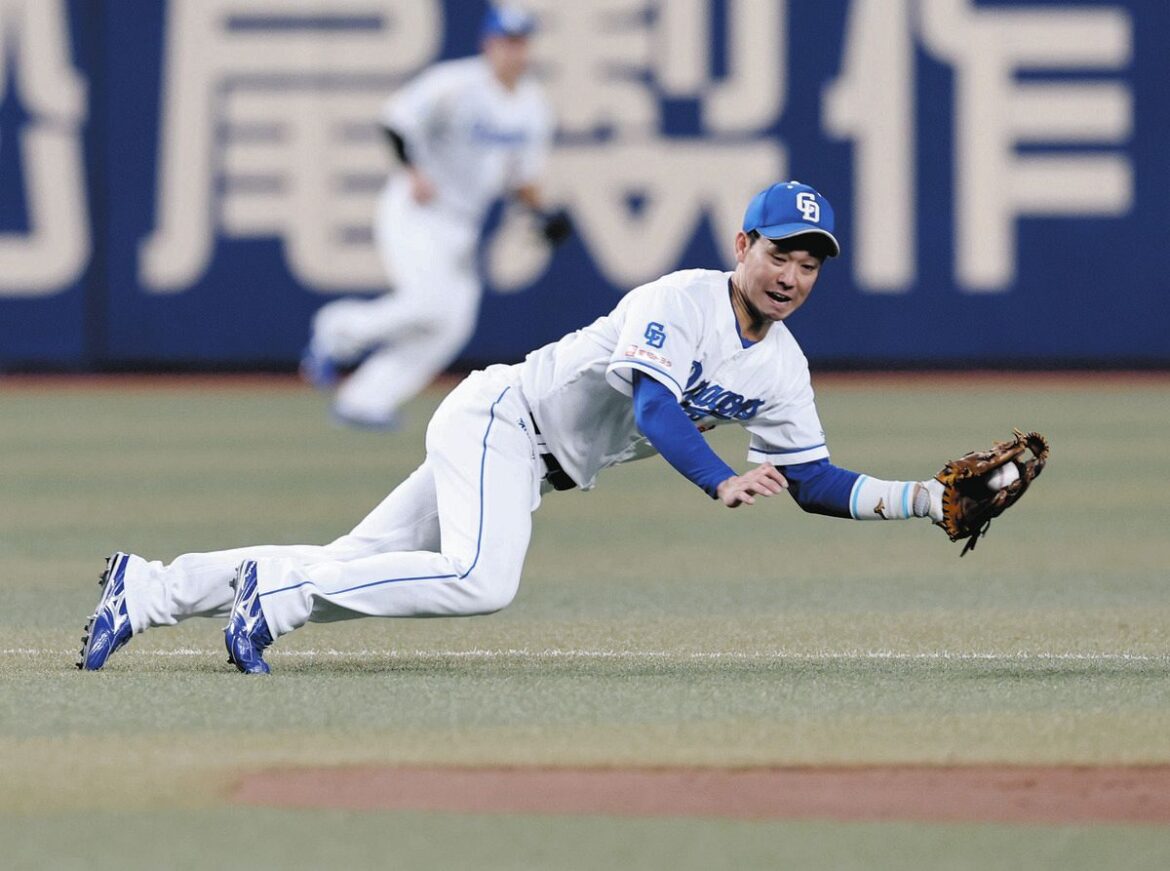 ６回表１死、山本が中川の遊ゴロを好捕する