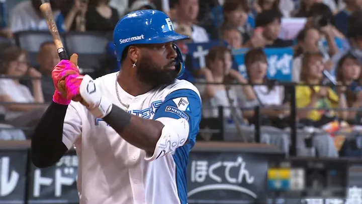 Reyes hits his 26th solo home run, his first in three games, to take the lead | Pacific League Hokkaido Nippon-Ham Fighters player Reyes © Pacific League TV