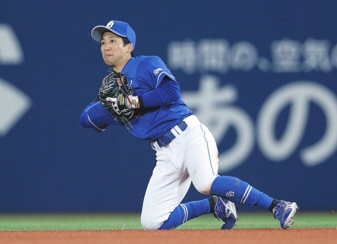 １１回裏１死一塁、ＤｅＮＡ・佐野の二ゴロを好捕する田中。二塁に送球し併殺とし試合終了