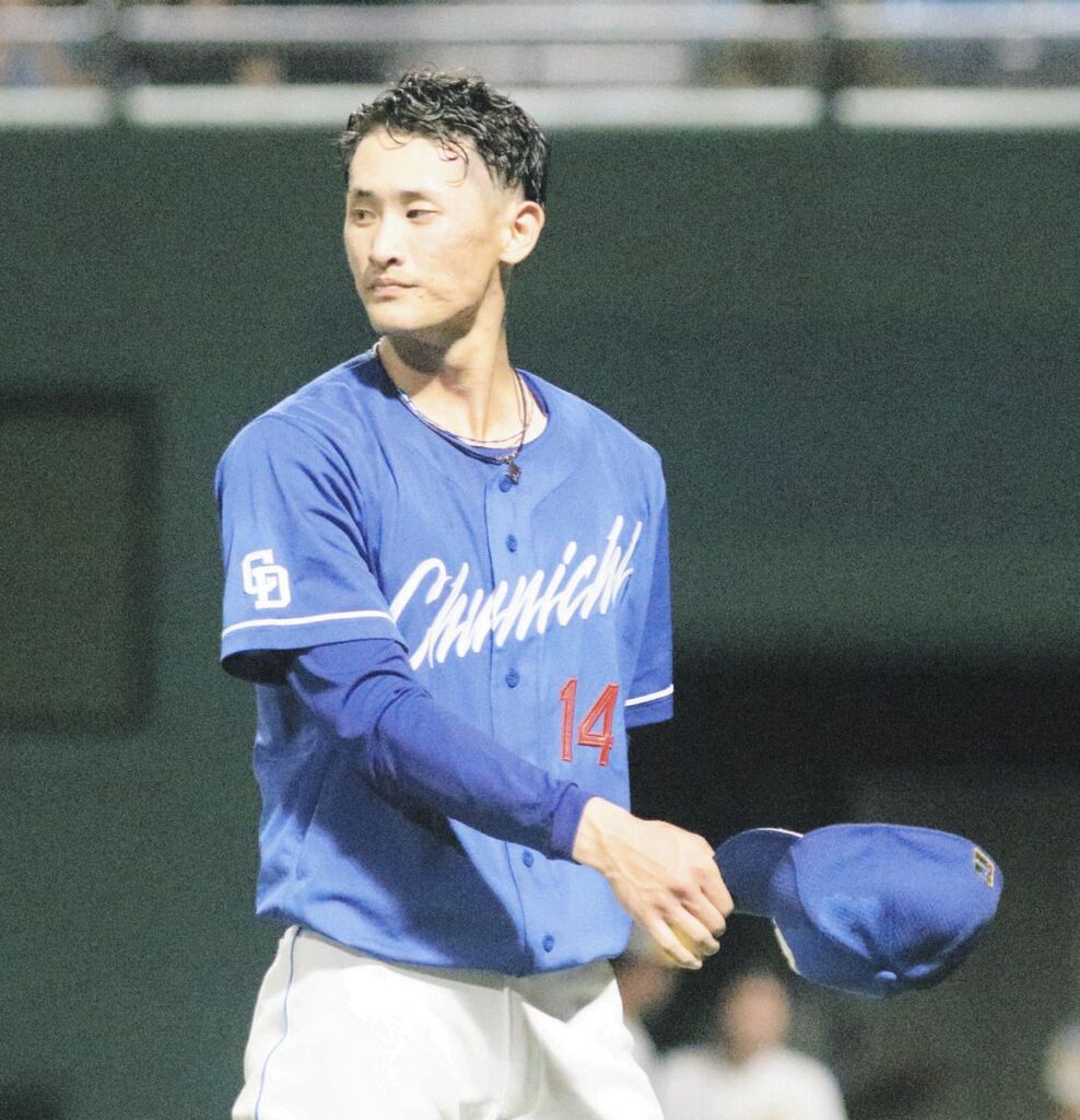 プロ最長の５イニングを投げ終えベンチに戻る草加