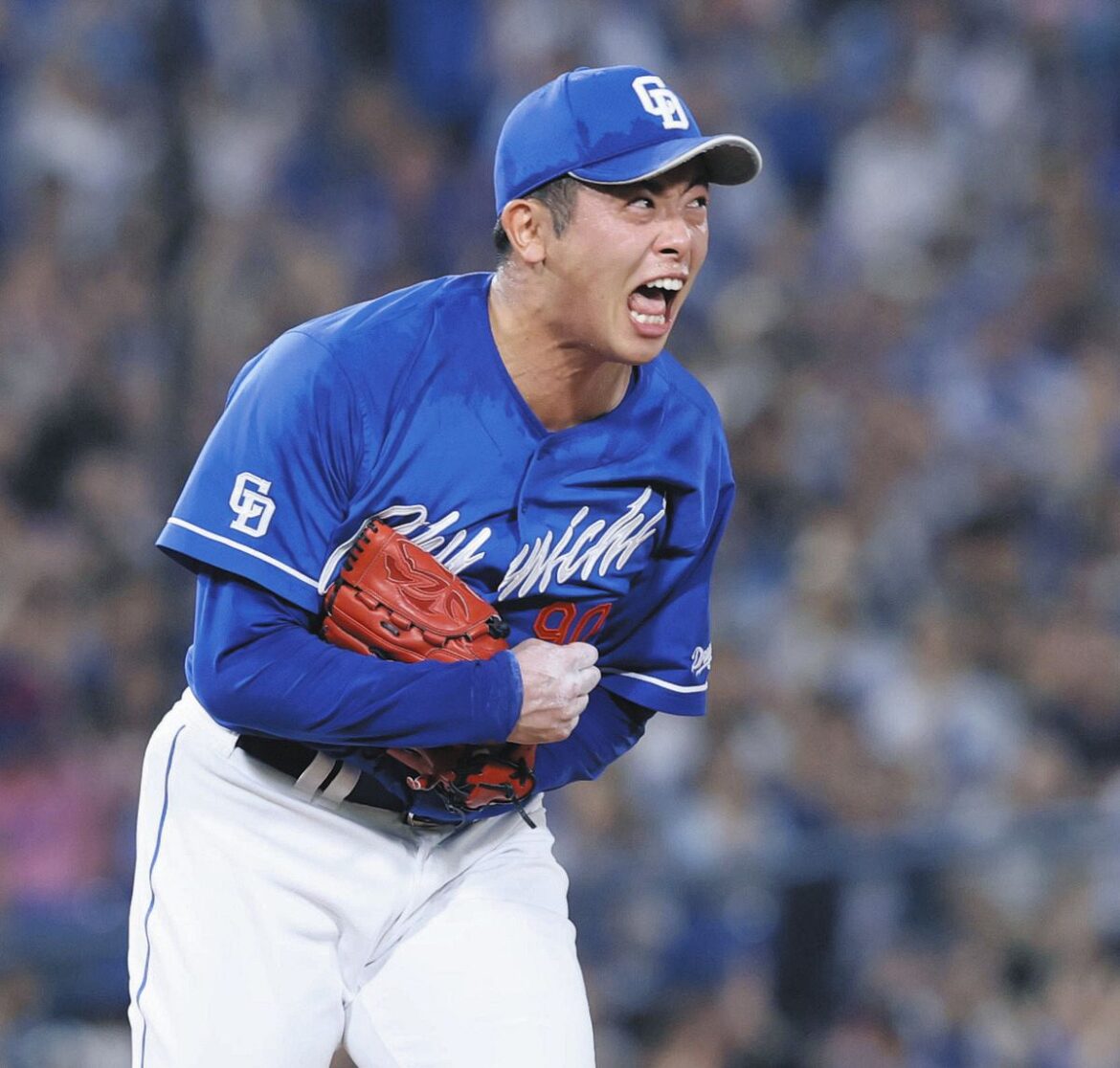 ＤｅＮＡ―中日　９回裏２死二塁、桑原を空振り三振に仕留め、雄たけびを上げる松山