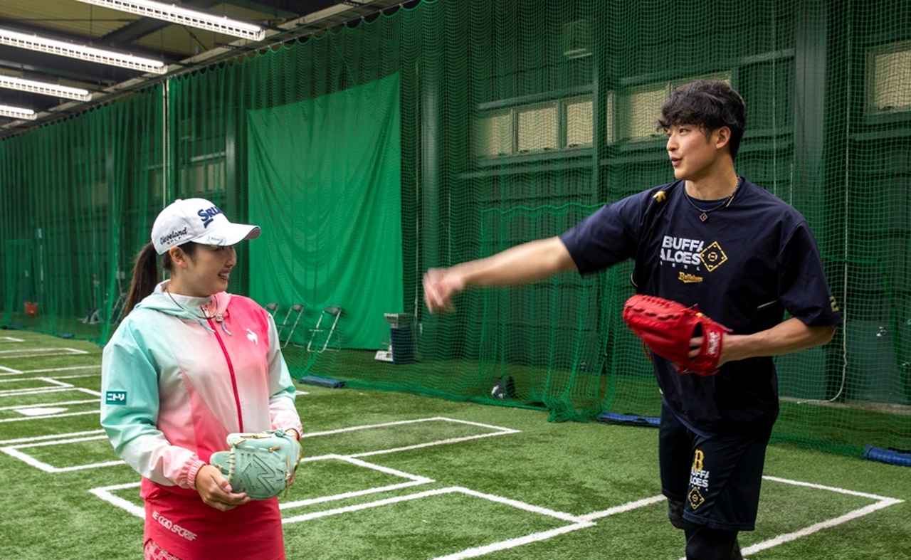 画像: ブルペンという“聖域”に入らせてもらい緊張気味の小祝