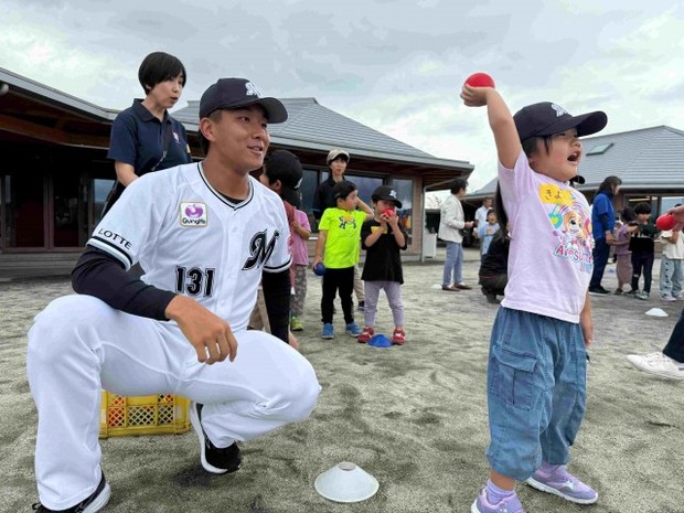 千葉ロッテ、ファーム本拠地移転先・君津市と「フレンドシップシティ協定」締結（写真＝今年6月に君津市内の保育園を訪問した時の様子）