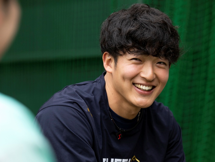 画像: 「最近ちょっとゴルフにはまっている」という山﨑