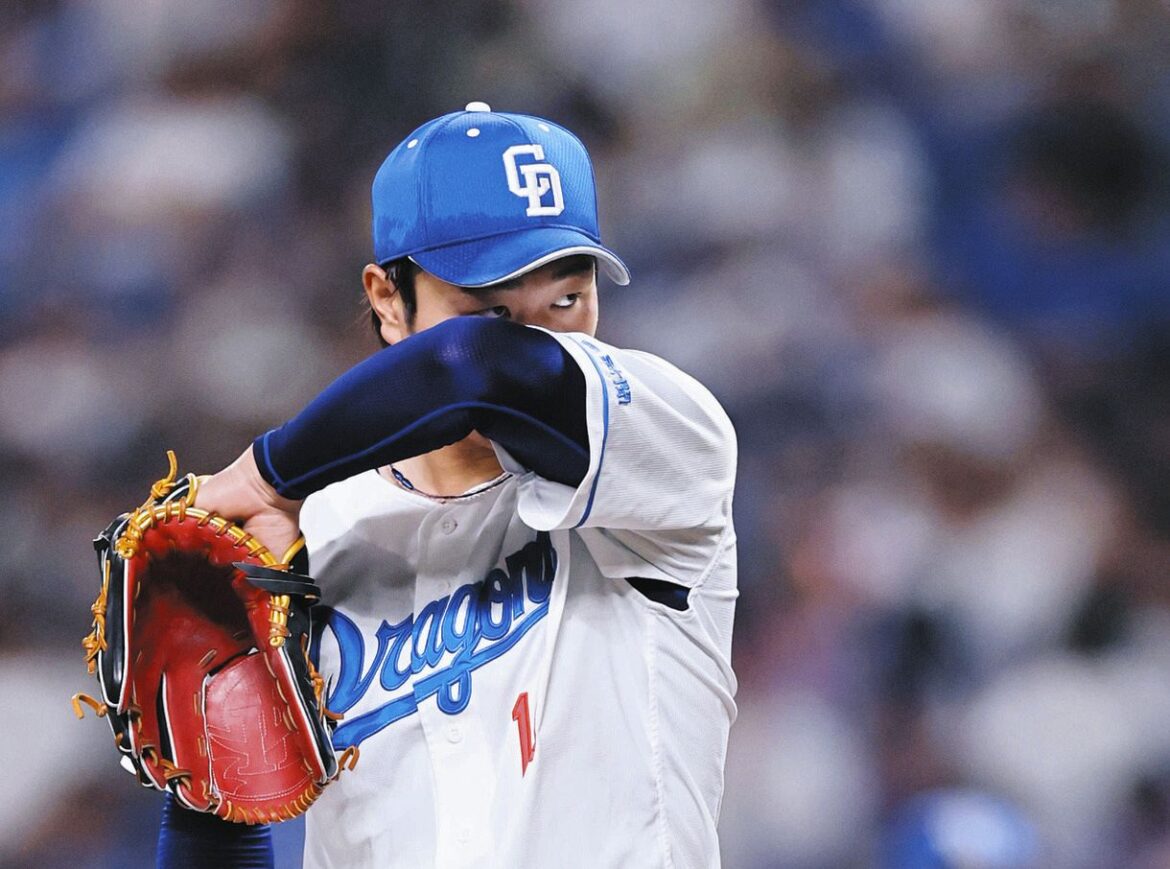 ４回表、汗を拭う高橋宏